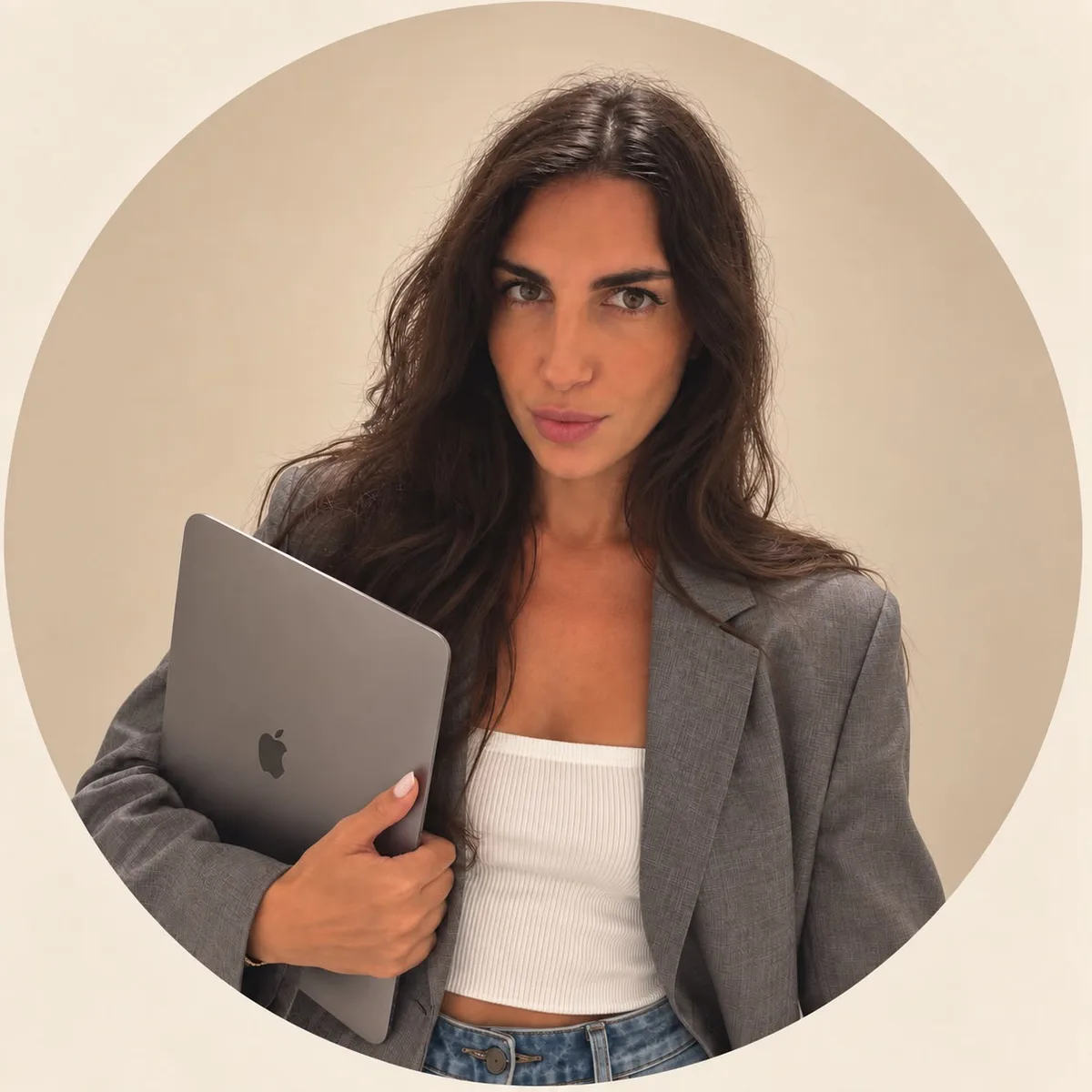 Federica Ricciardi, strategist e brand consultant, con il suo MacBook