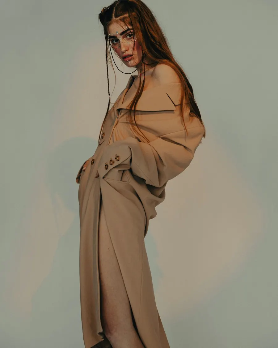 Modella con cappotto sartoriale color cammello