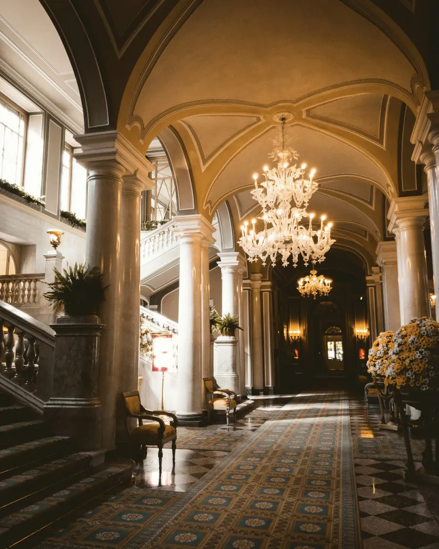 Salone di un grand hotel con lampadario di cristallo