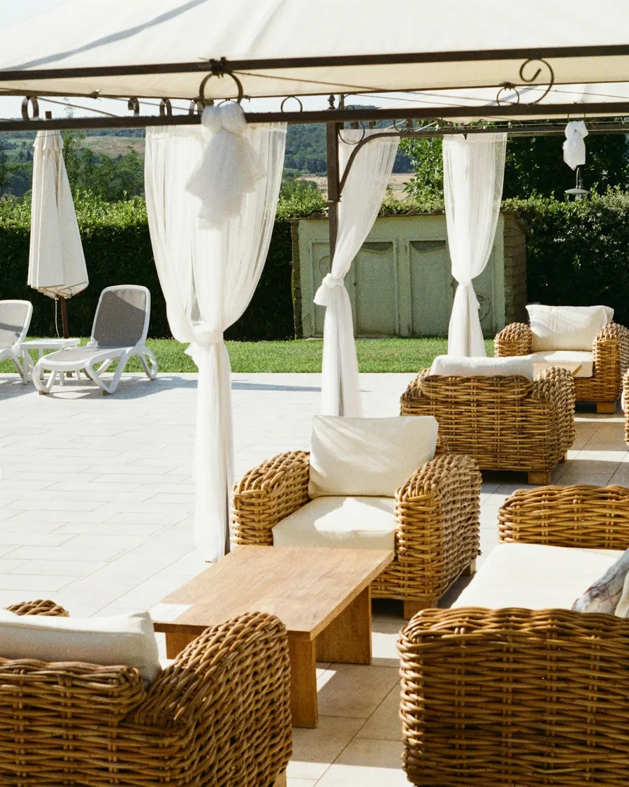 Lounge esterna di un resort con tende di lino bianche