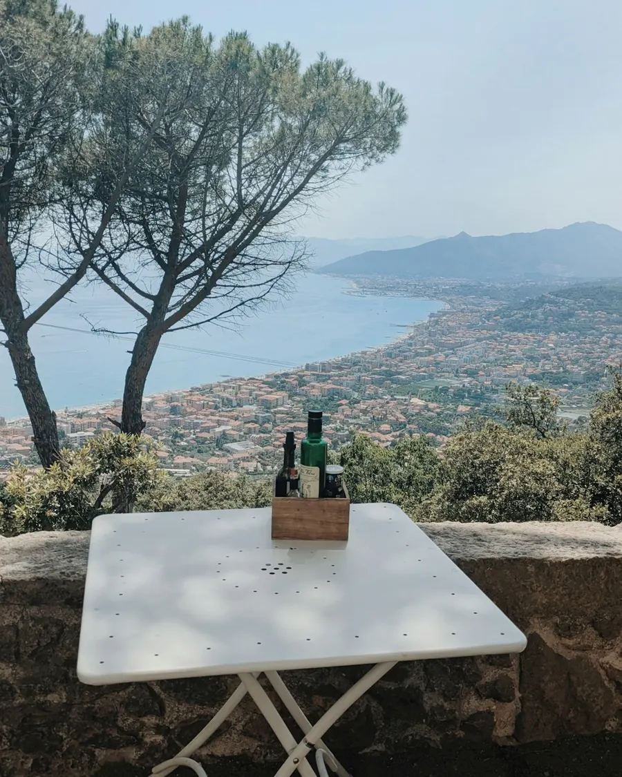 Tavolino all'aperto affacciato su una baia italiana