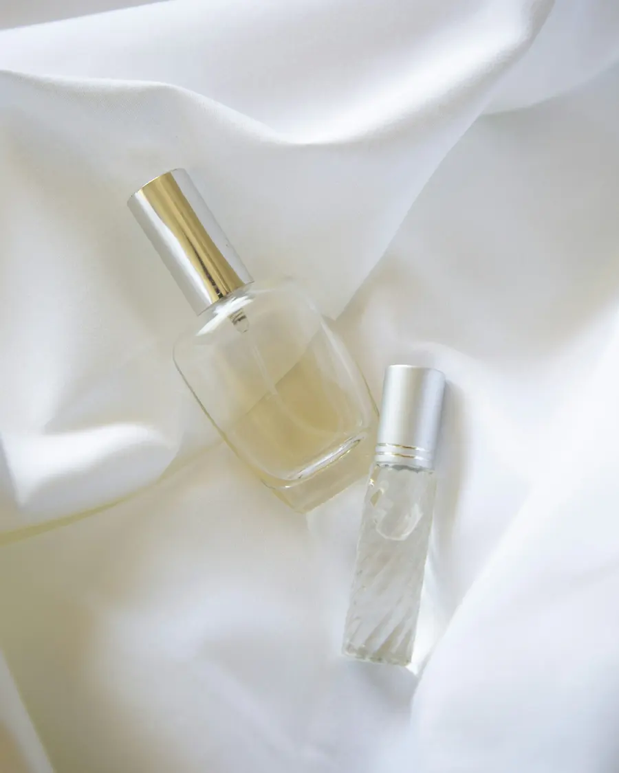 Due flaconi di profumo su un drappo di raso bianco